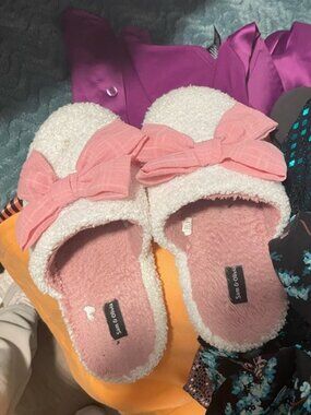 Sam & Olivia Women’s Pink and White Slip-On Slippers with Cozy Bows Size 7